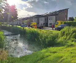 Auto raakt te water middenin woonwijk