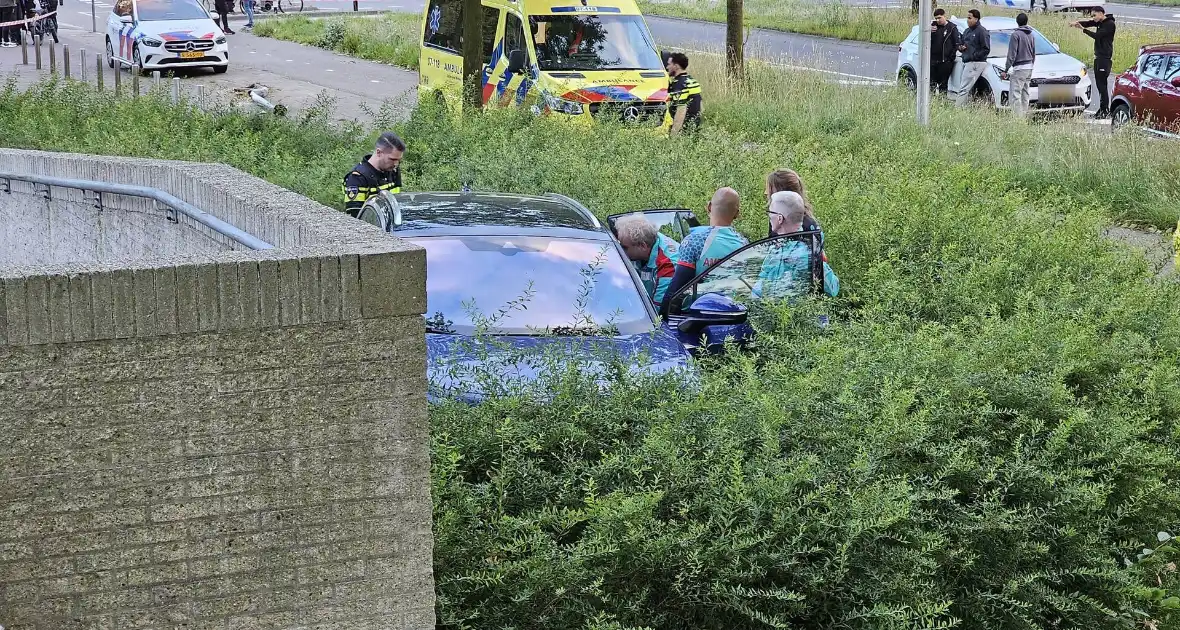 Chaos bij eenzijdig ongeval, bestuurder rijdt meerdere palen uit de grond - Foto 5