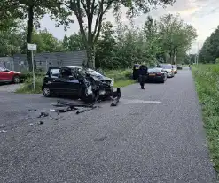 Auto's zwaar beschadigd na botsing bij uitrit parkeerterrein