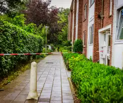 Overleden vrouw aangetroffen na steekpartij in woning, een persoon gewond