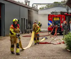 Zwarte rookwolken bij brand in opslag