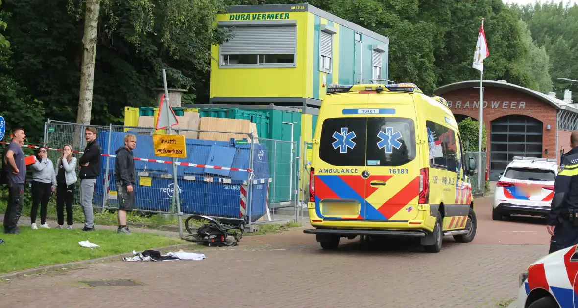 Persoon hard ten val na aanrijding met bestelbus