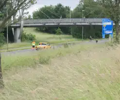 Persoon overlijdt na val van brug, weg volledig afgesloten