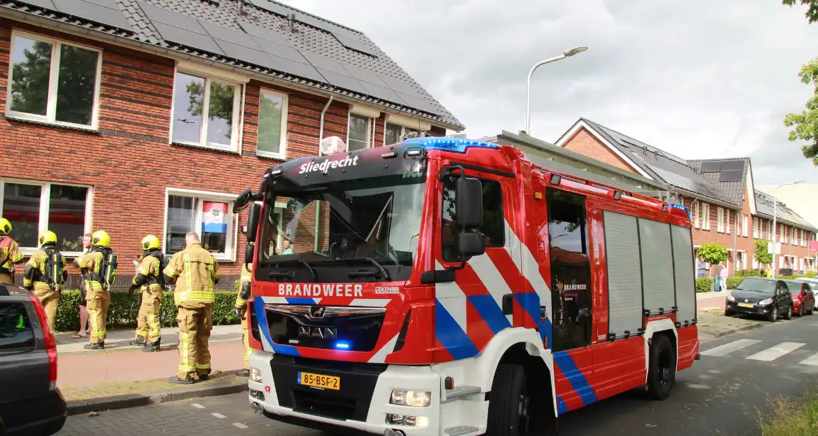 Politie met zware vesten bij woningbrand, brandweer ingezet