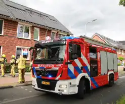 Politie met zware vesten bij woningbrand, brandweer ingezet