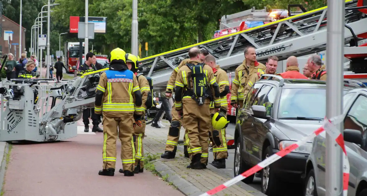 Politie met zware vesten bij woningbrand, brandweer ingezet - Foto 1