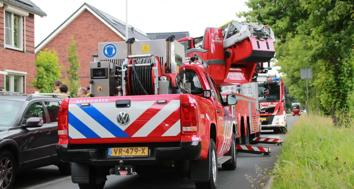 Politie met zware vesten bij woningbrand, brandweer ingezet - Foto 2