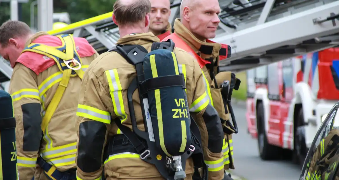 Politie met zware vesten bij woningbrand, brandweer ingezet - Foto 3