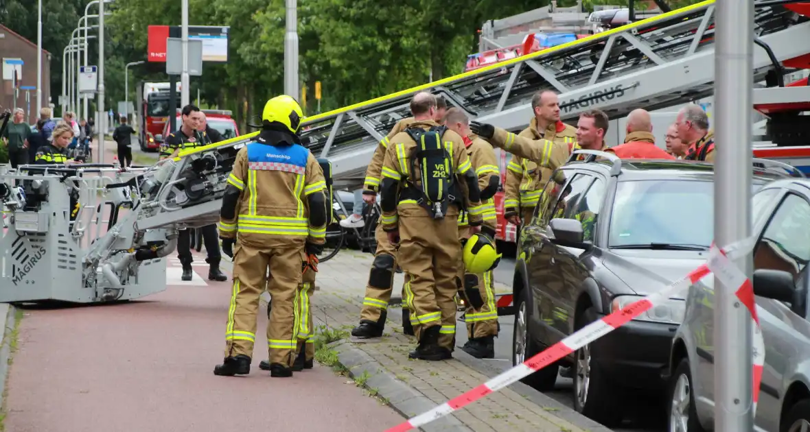 Politie met zware vesten bij woningbrand, brandweer ingezet - Foto 4