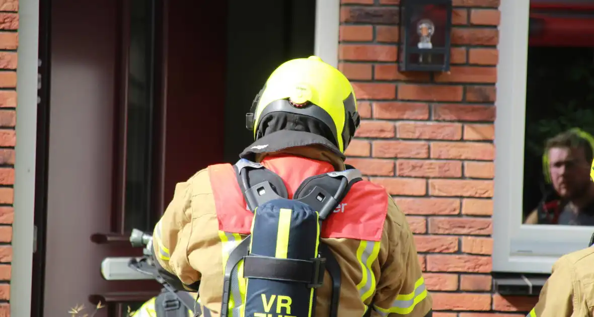 Politie met zware vesten bij woningbrand, brandweer ingezet - Foto 5