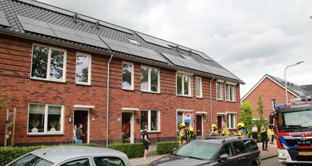 Politie met zware vesten bij woningbrand, brandweer ingezet - Foto 6