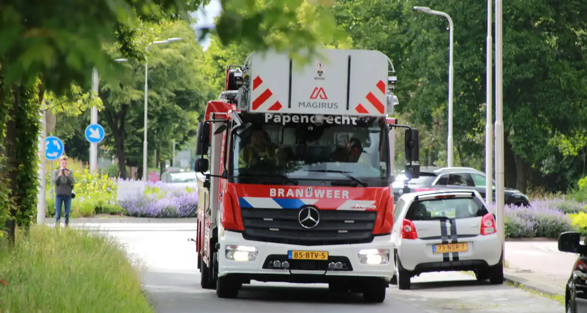 Politie met zware vesten bij woningbrand, brandweer ingezet - Foto 8