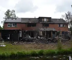 Grote schade zichtbaar aan meerdere woningen na brand