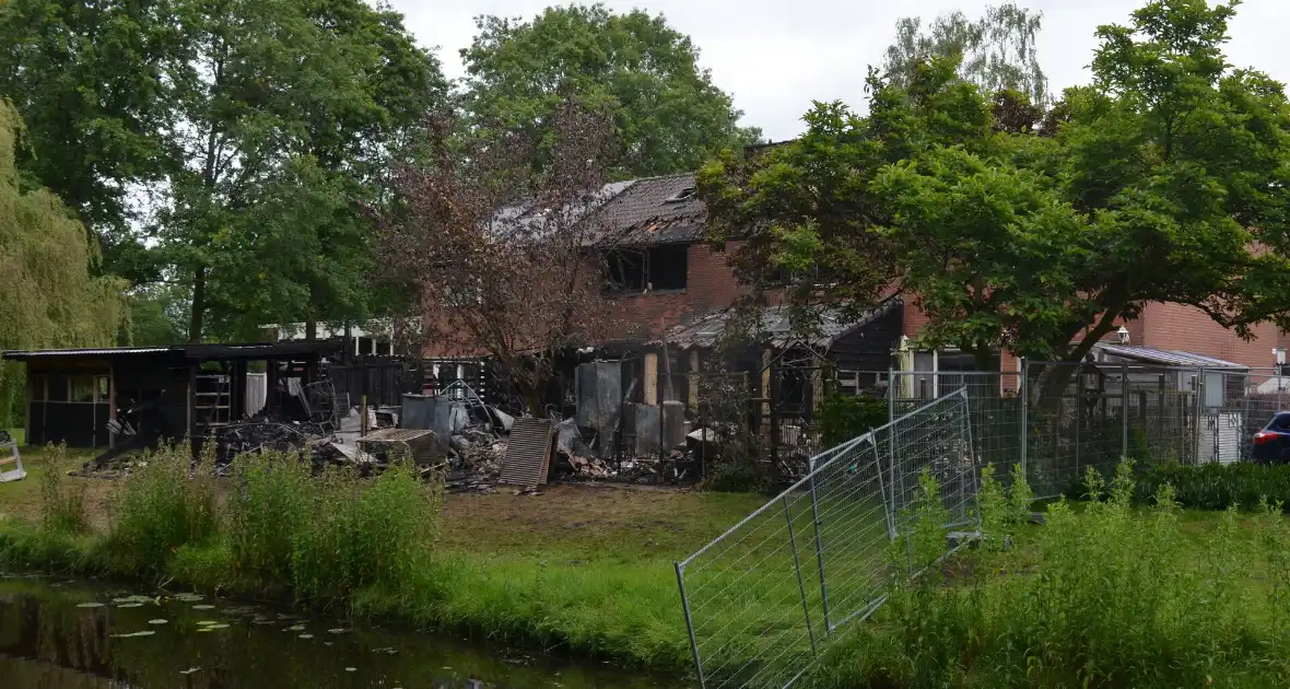 Grote schade zichtbaar aan meerdere woningen na brand - Foto 3