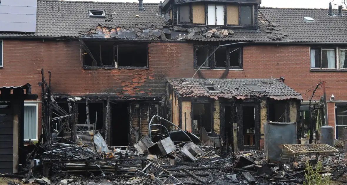 Grote schade zichtbaar aan meerdere woningen na brand - Foto 4