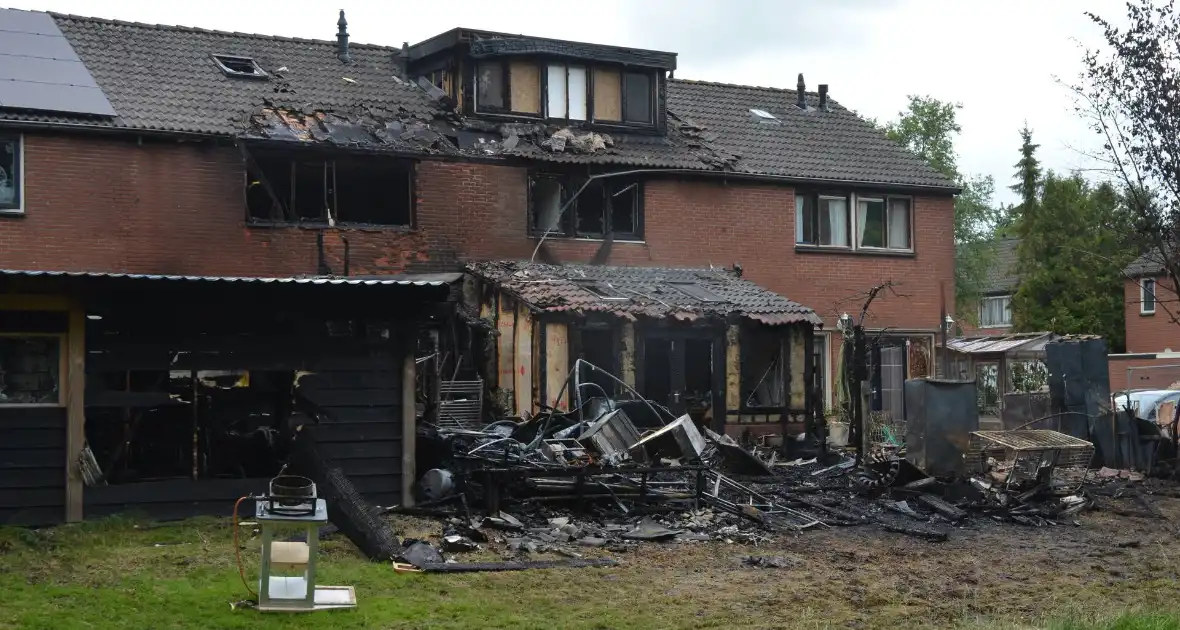 Grote schade zichtbaar aan meerdere woningen na brand - Foto 5
