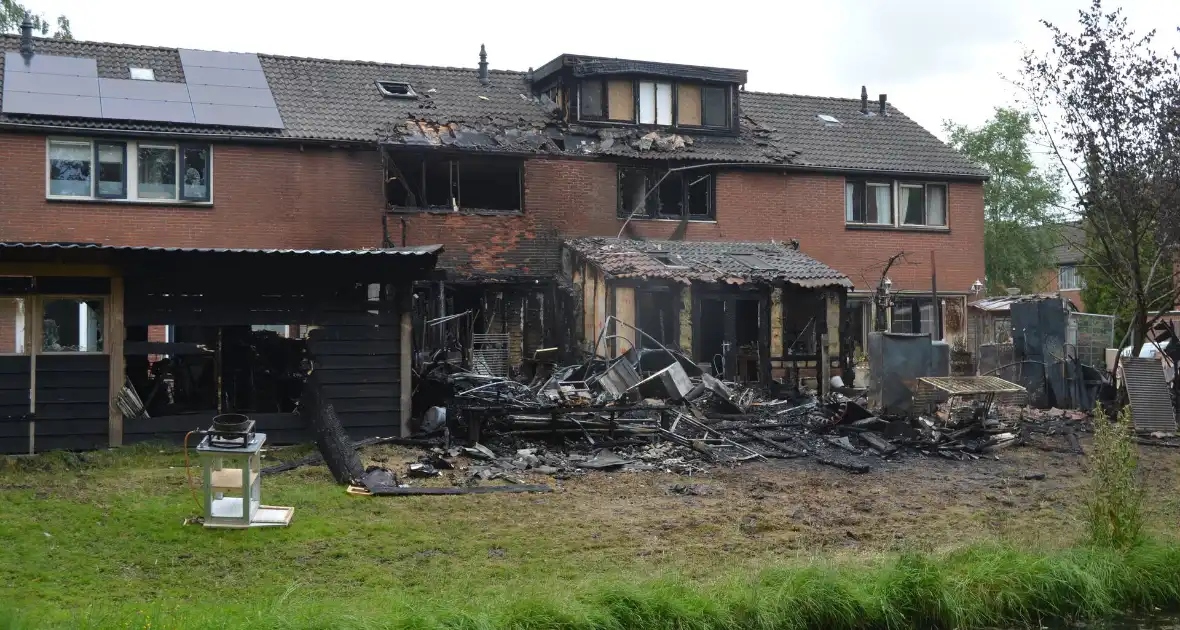 Grote schade zichtbaar aan meerdere woningen na brand - Foto 7