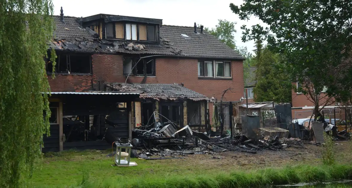 Grote schade zichtbaar aan meerdere woningen na brand - Foto 8