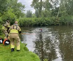 Meisje gered uit sloot door duikers