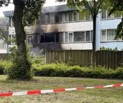 Woning zwart geblakerd na felle brand