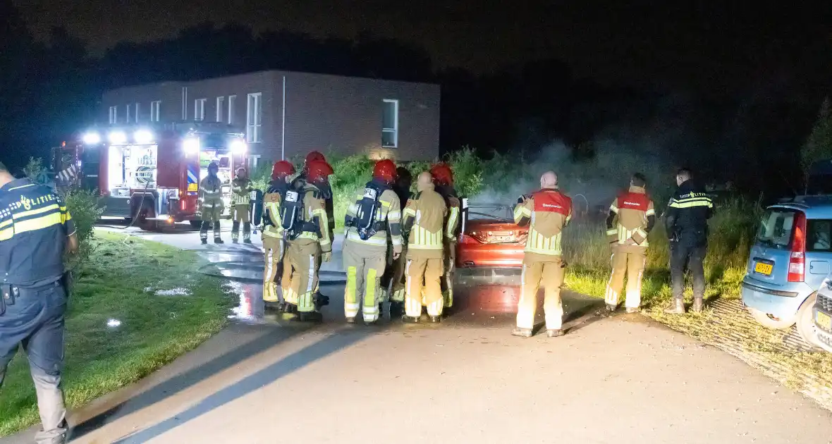 Cabriolet gaat in vlammen op - Foto 1