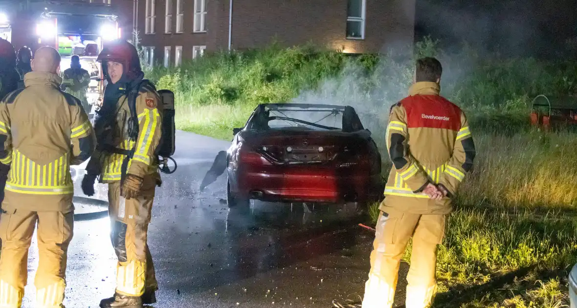 Cabriolet gaat in vlammen op - Foto 2