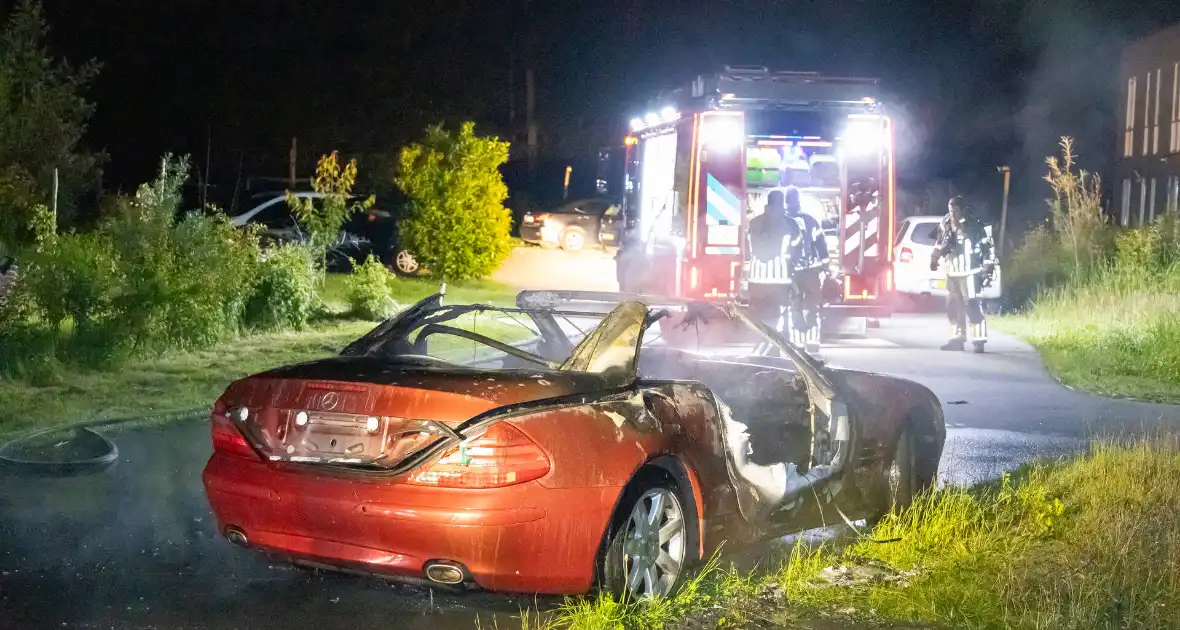 Cabriolet gaat in vlammen op - Foto 3