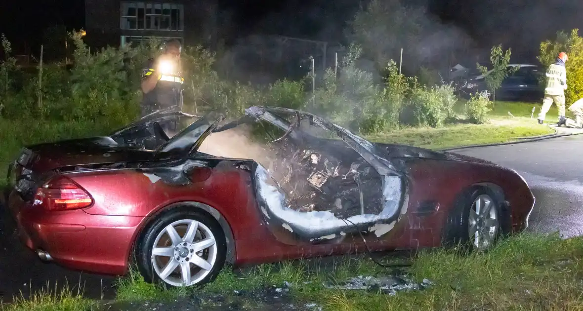 Cabriolet gaat in vlammen op - Foto 4