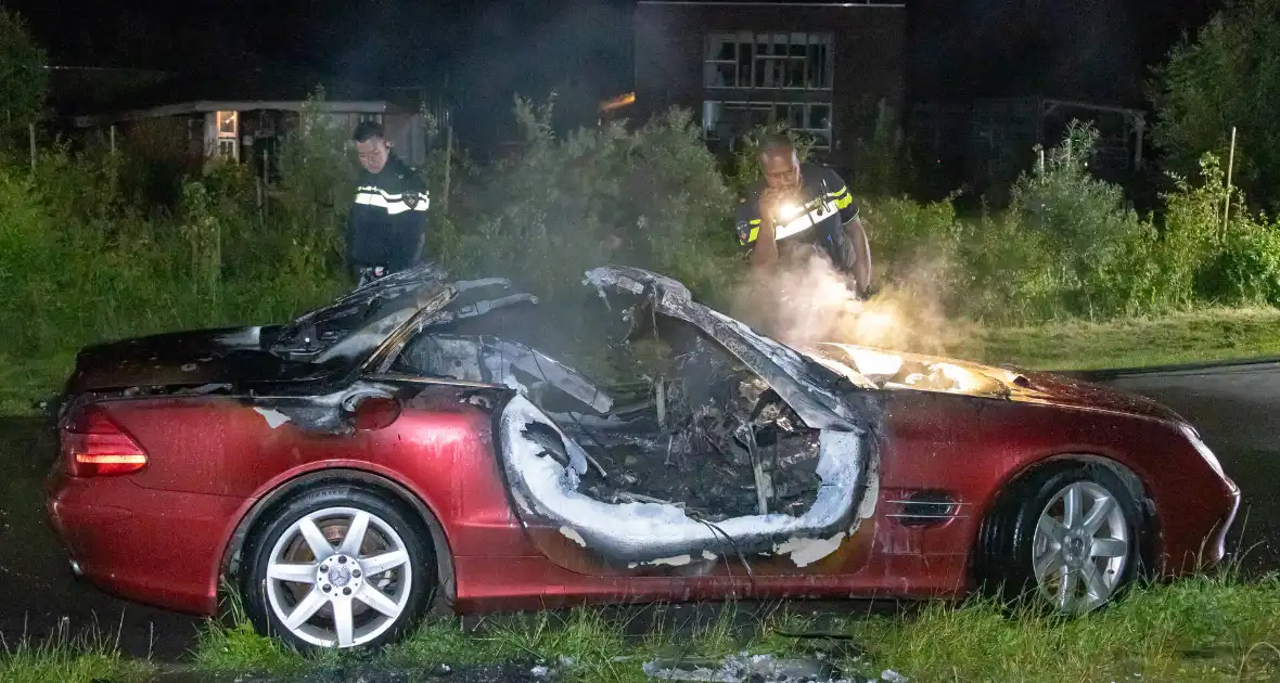 Cabriolet gaat in vlammen op - Foto 5