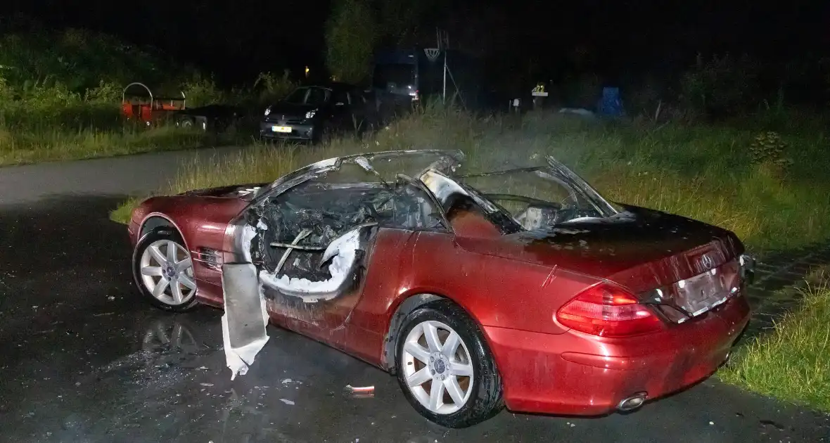 Cabriolet gaat in vlammen op - Foto 6