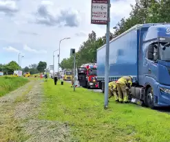 Brandstoftank vrachtwagen lekt dieselolie na botsing