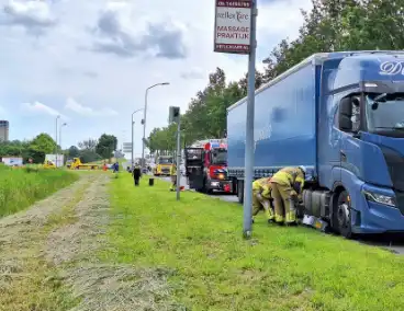 Brandstoftank vrachtwagen lekt dieselolie na botsing