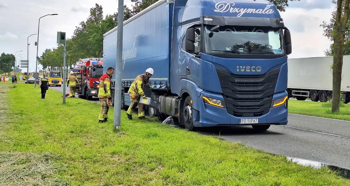 Brandstoftank vrachtwagen lekt dieselolie na botsing - Foto 1