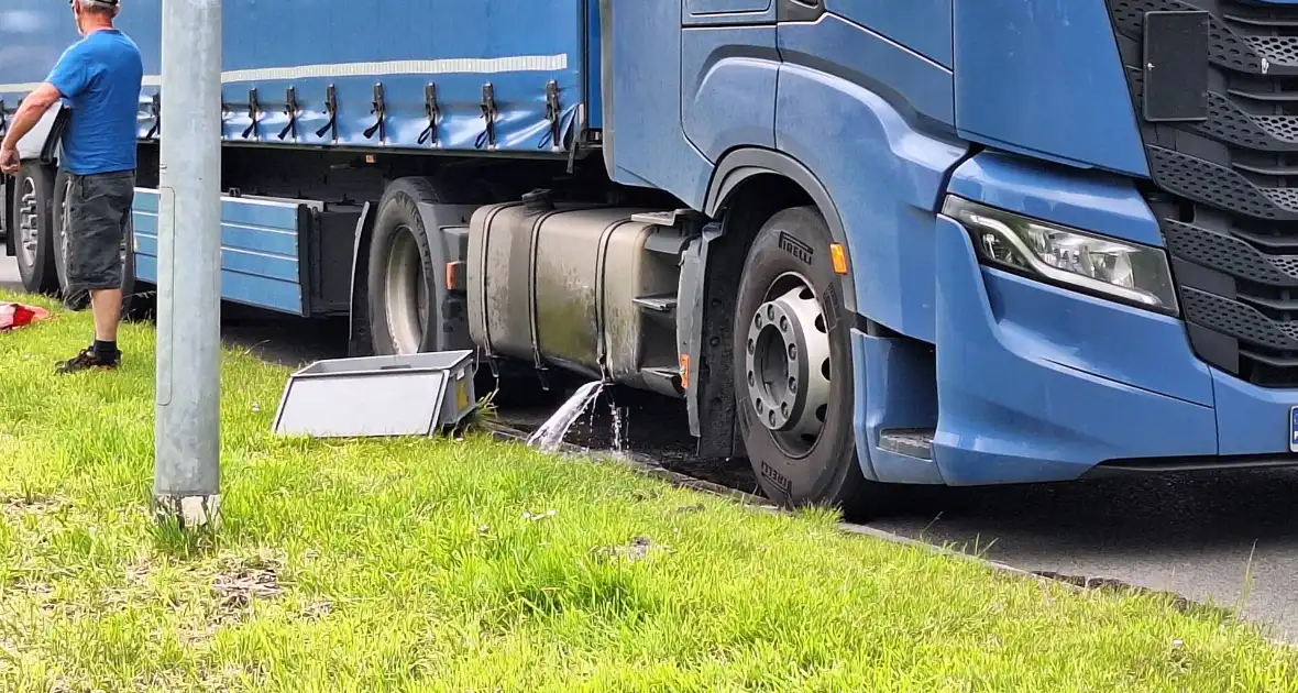 Brandstoftank vrachtwagen lekt dieselolie na botsing - Foto 5