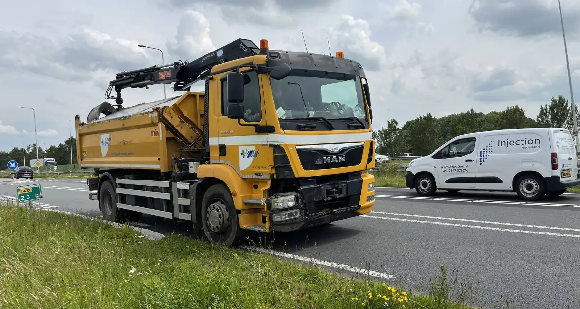 Auto te water na frontale aanrijding met vrachtwagen - Foto 3