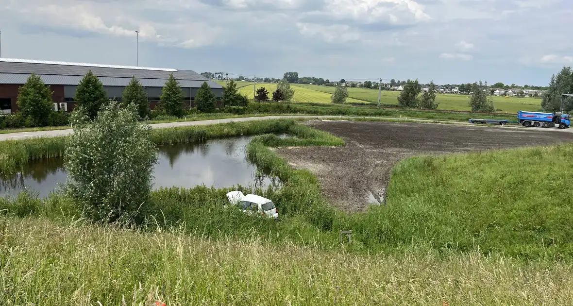 Auto te water na frontale aanrijding met vrachtwagen - Foto 5