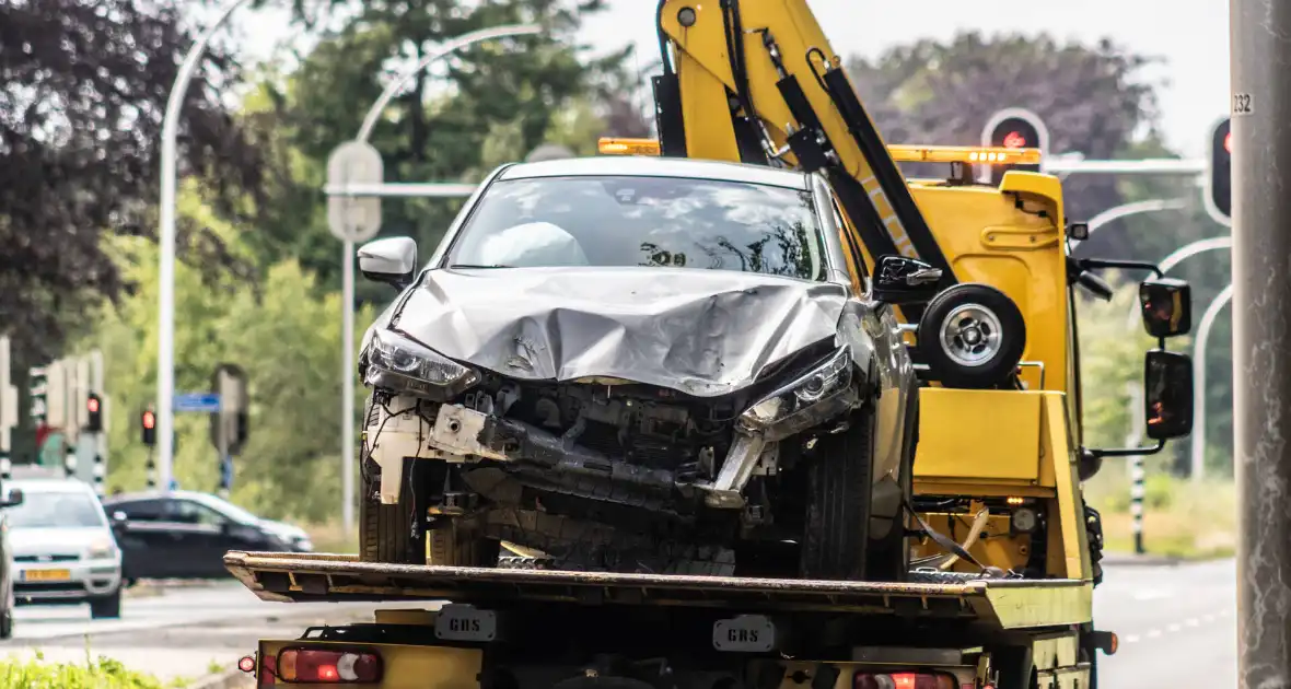 Automobilist rijdt twee lantaarnpalen uit de grond - Foto 1