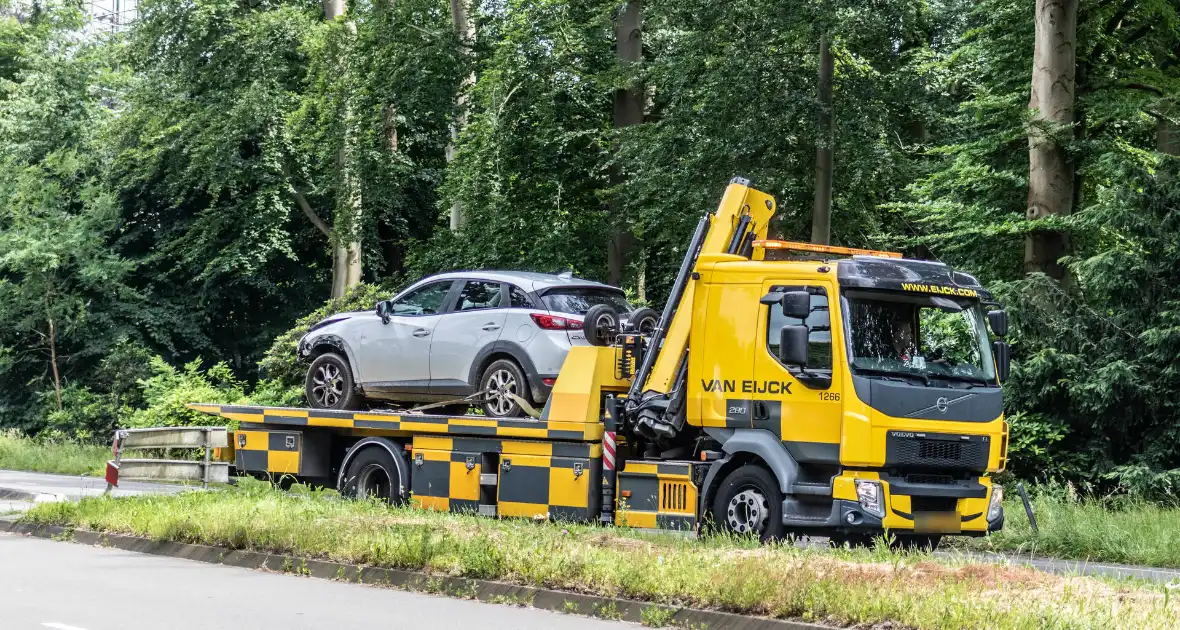 Automobilist rijdt twee lantaarnpalen uit de grond - Foto 2