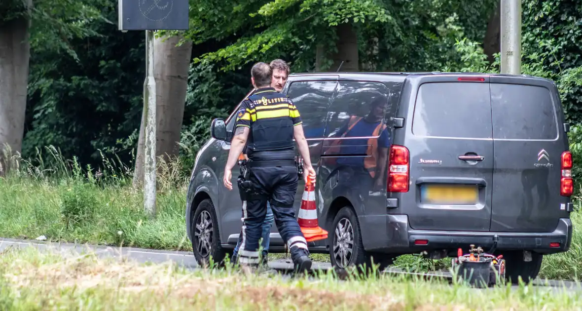 Automobilist rijdt twee lantaarnpalen uit de grond - Foto 3