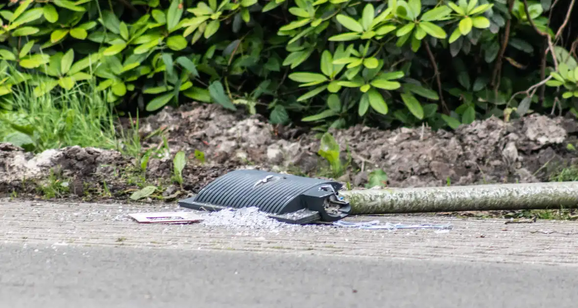 Automobilist rijdt twee lantaarnpalen uit de grond - Foto 4