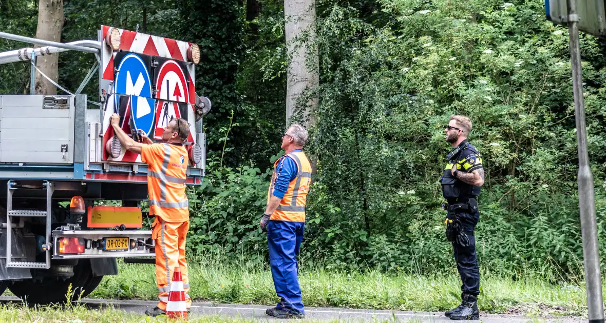 Automobilist rijdt twee lantaarnpalen uit de grond - Foto 5