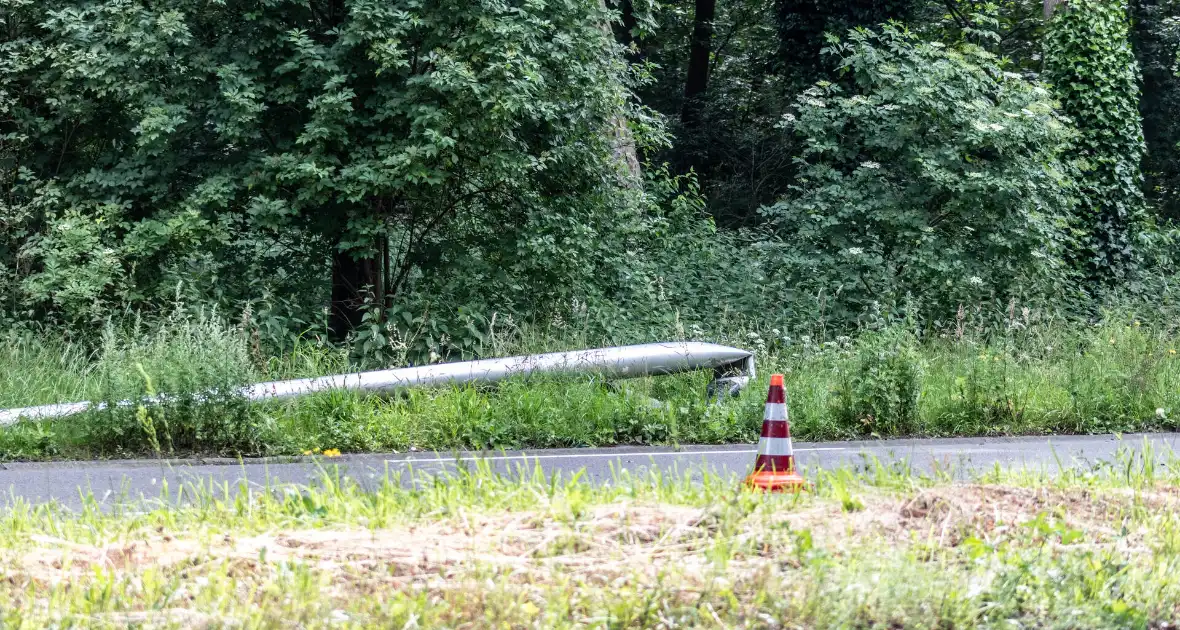 Automobilist rijdt twee lantaarnpalen uit de grond - Foto 6