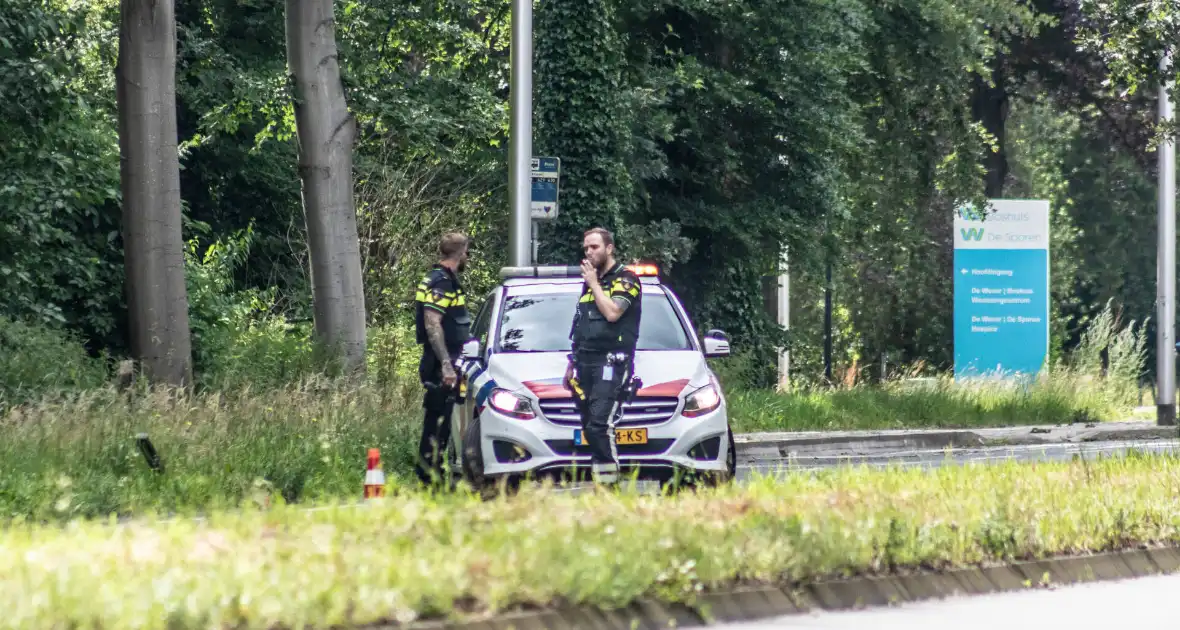 Automobilist rijdt twee lantaarnpalen uit de grond - Foto 7