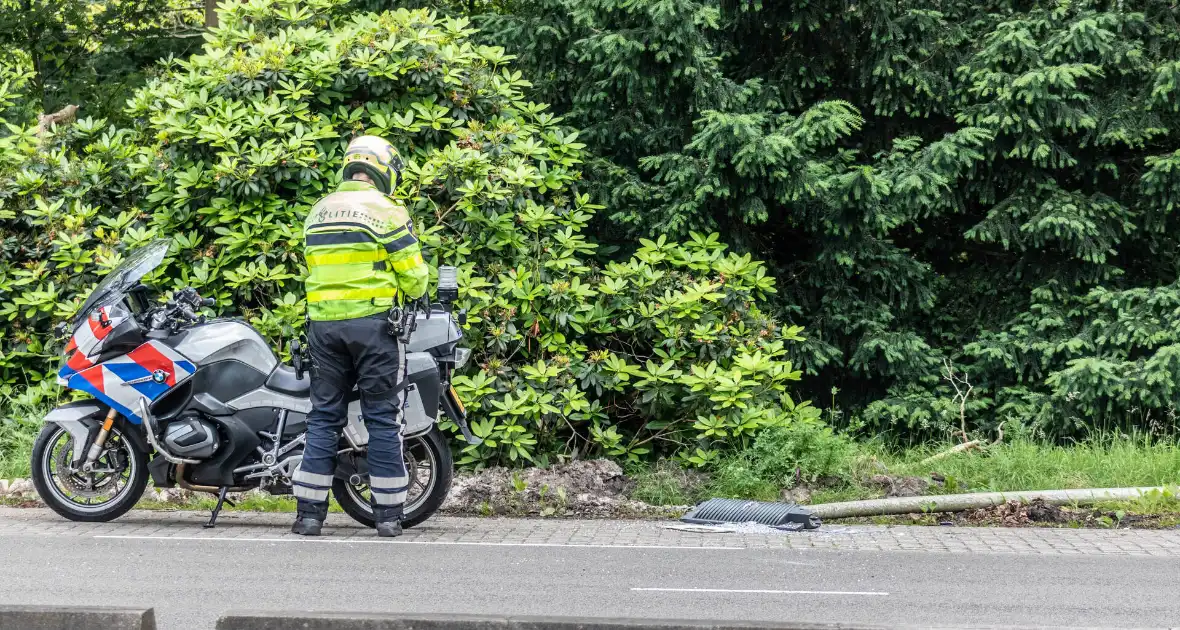 Automobilist rijdt twee lantaarnpalen uit de grond - Foto 8