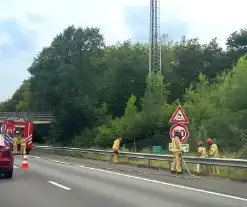 Brandweer blust brandende berm