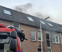 Brandweer schaalt op uitslaande woningbrand