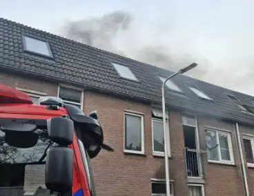 Brandweer schaalt op uitslaande woningbrand