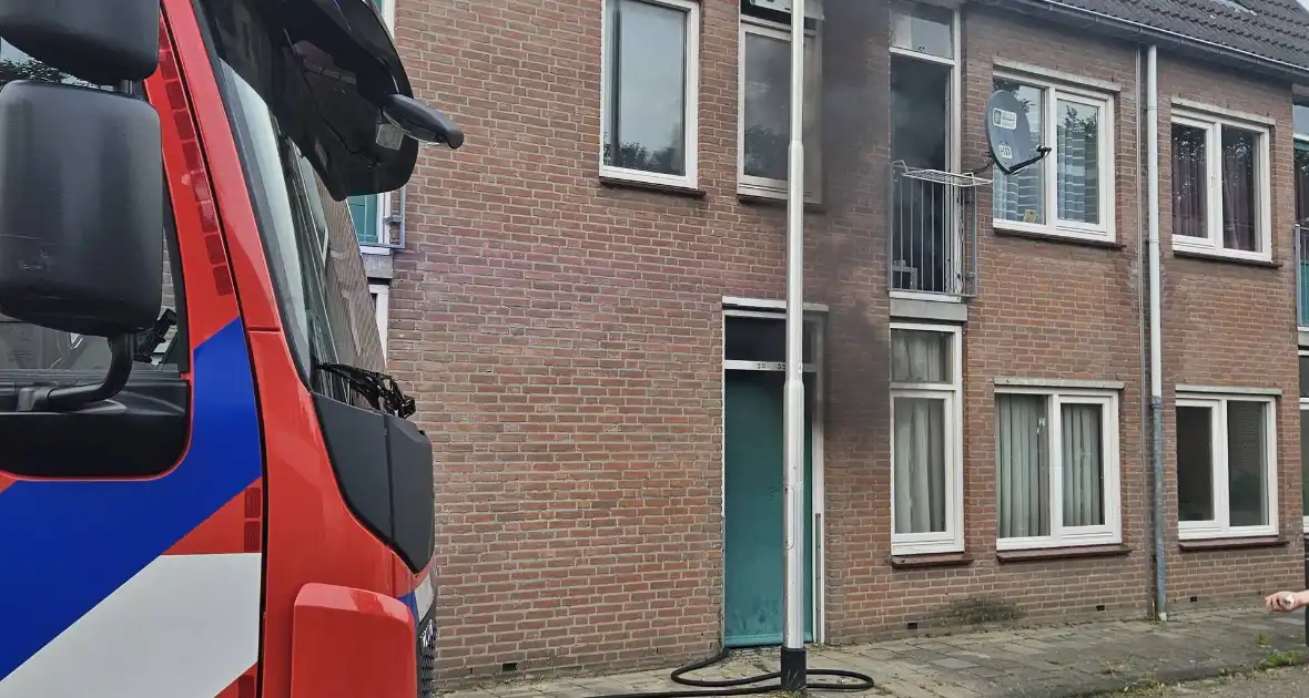 Brandweer schaalt op uitslaande woningbrand - Foto 2