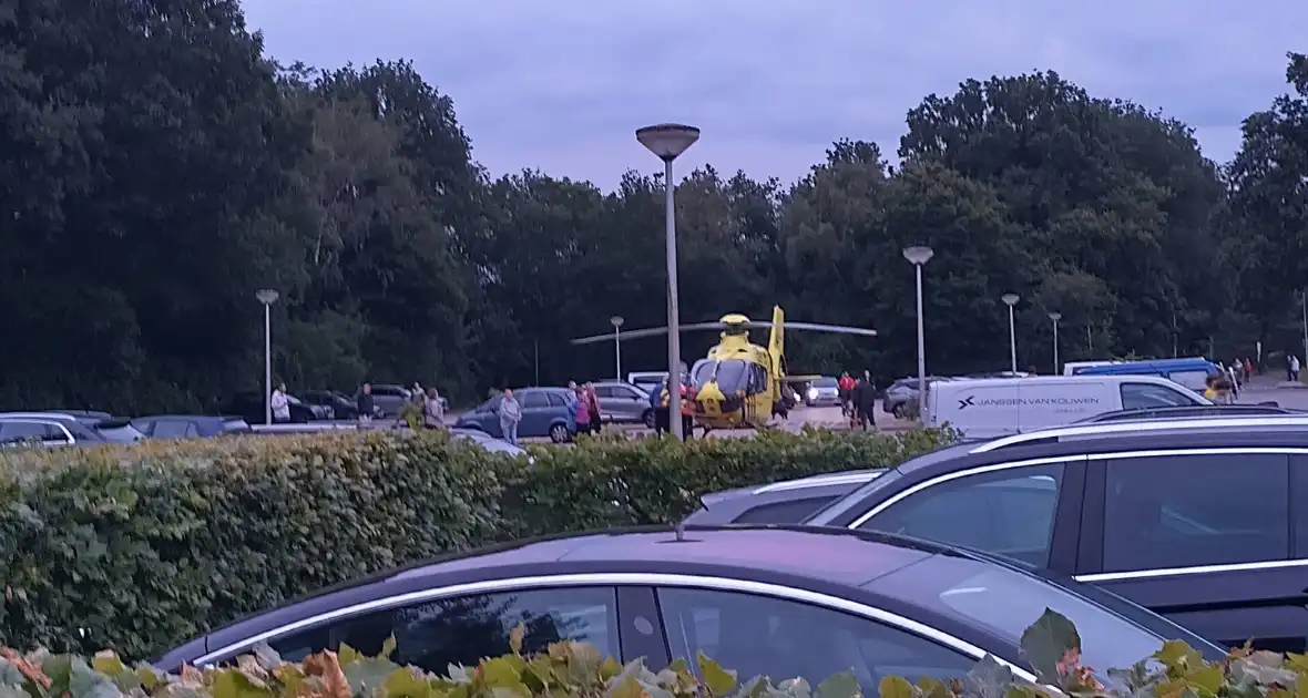 Traumahelikopter ingezet op parkeerplaats bij sportcentrum - Foto 1