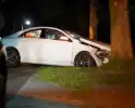 Autobestuurder botst tegen twee bomen